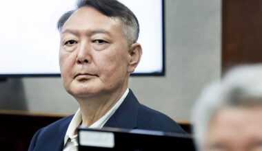 Former President Yoon Suk Yeol, who appeared in court on the 26th to contend with charges such as obstruction of the execution of special public affairs indicted by the special prosecution team for rebellion, is staring at the camera. Former President Yoon, who appeared for the first time in 85 days since his re-arrest in July, was wearing a navy suit and his short hair was white. [Joint Photography Foundation]