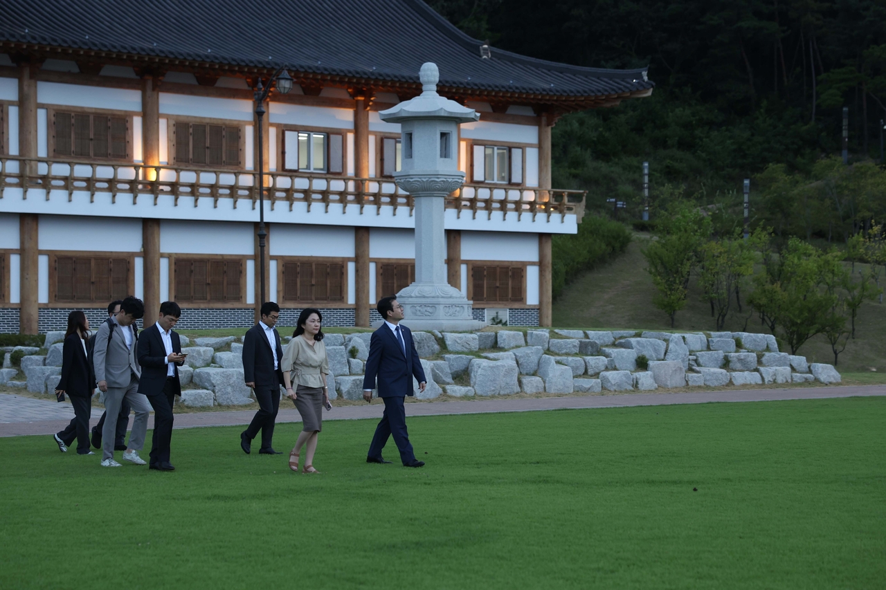 Trade Minister Yeo Han-koo (R) inspects a venue for the Asia-Pacific Economic Cooperation summit in Gyeongju, about 320 kilometers southeast of Seoul, on Sept. 4, in this file photo provided by the Ministry of Trade, Industry and Energy. (PHOTO NOT FOR SALE) (Yonhap)