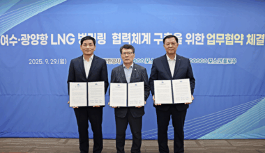 (From left) Min Chang-ki, head of POSCO International Energy Business Division, Hong Sang-pyo, vice president of Yeosu Gwangyang Port Corporation, and Kim Jong-pil, head of POSCO Flow's raw material logistics division, who attended the agreement ceremony. <Poscointer>