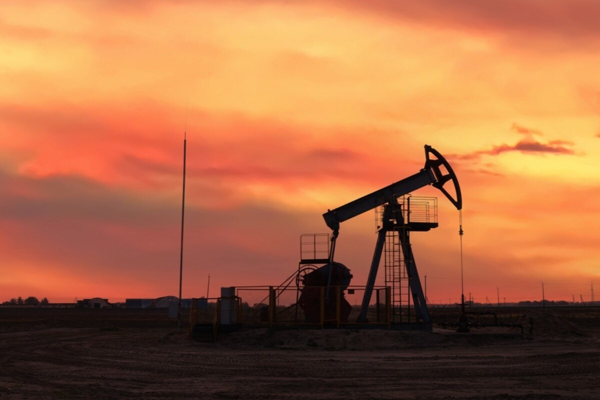 Crude oil prices fall to $67.42 on weak U.S. demand, oversupply risks