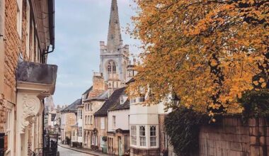 Autumn in England looks straight out of a painting 😍🍂🍁