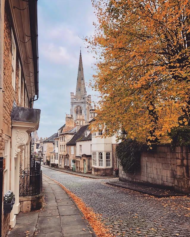 Autumn in England looks straight out of a painting 😍🍂🍁