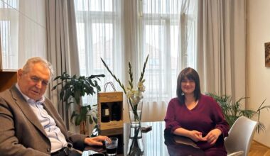 je tohle začátek nějakého divného porna?