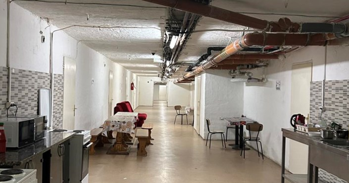 Pincében kialakított egyetemi kollégiumról posztolt Hadházy Ákos