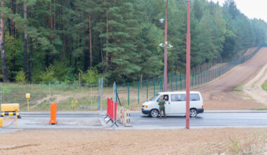 Poland to shut Belarus border -