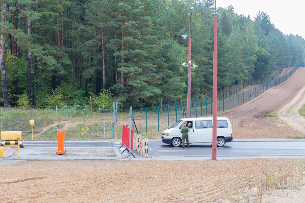 Poland to shut Belarus border -