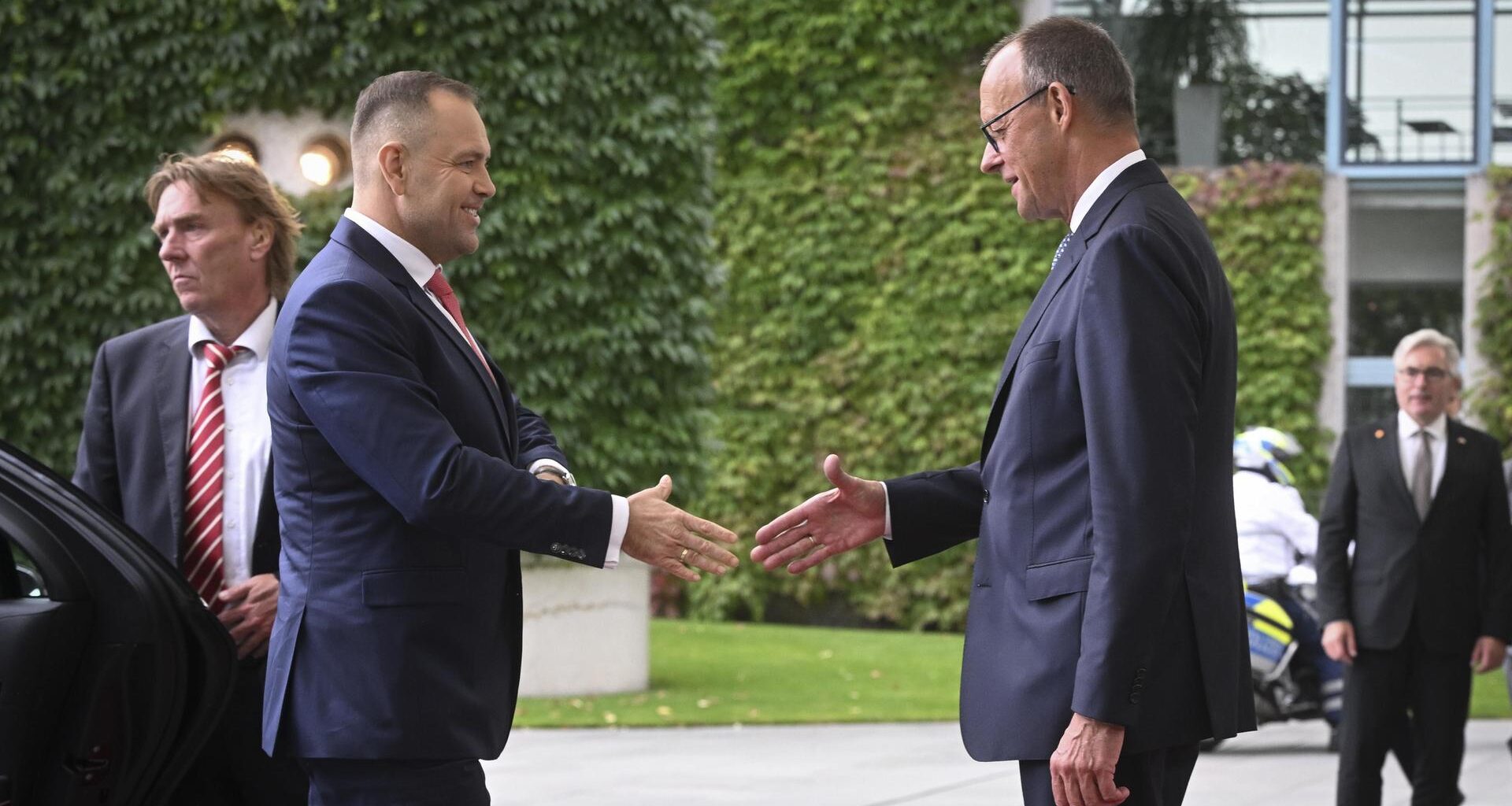 Polens Präsident Karol Nawrocki beim Handschlag mit Bundeskanzler Merz im Kanzleramt in Berlin