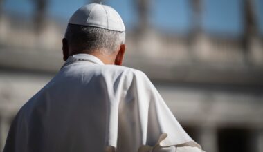 Pope prays that we will learn to welcome strangers