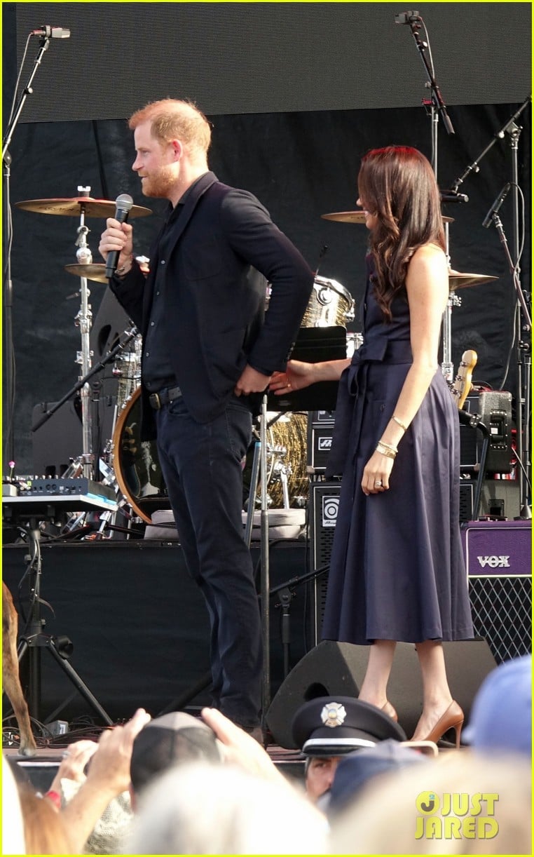 prince harry meghan markle make surprise appearance at first responders benefit concert 015206375