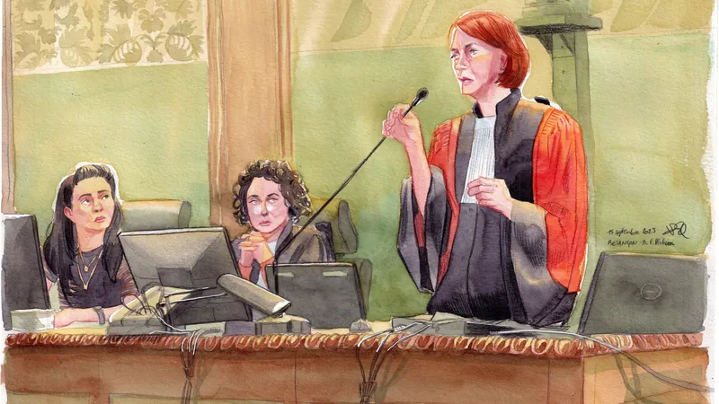 Les deux avocates générales du procès de Frédéric Péchier : Thérèse Brunisso (debout, micro en main) et Christine de Curraize (assise au milieu).