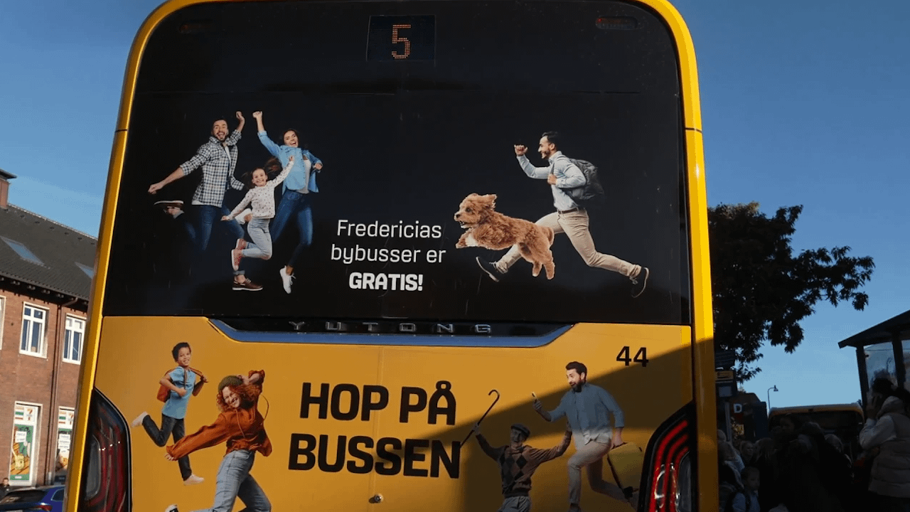 I Fredericia er det gratis at køre bus – men hvorfor ikke i hele landet? - Siden juli har bybusserne i Fredericia Kommune været gratis for alle, men hvorfor gælder ordningen ikke i alle kommuner i landet?