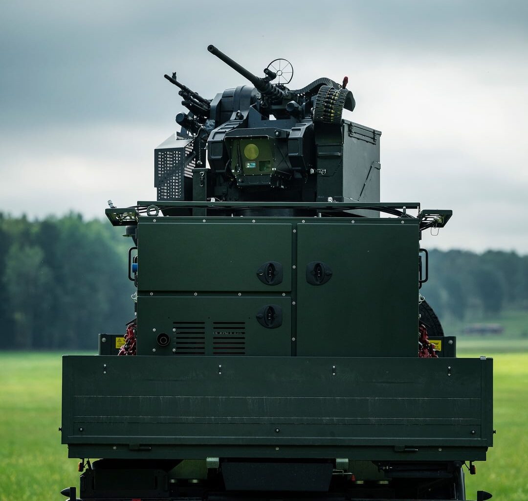 För första gången sattes "Loke"-motdrönarkonceptet ut under NATO-operationer i Polen, för att skydda allierade baser och kritiska logistikhubbar. Systemet kombinerar radar, elektronisk krigföring och fjärran vapenstationer för att upptäcka och neutralisera drönarhot.