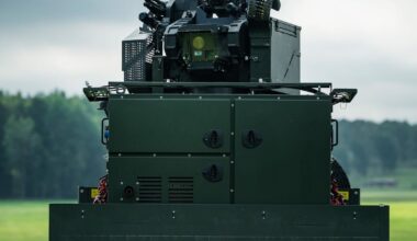 För första gången sattes "Loke"-motdrönarkonceptet ut under NATO-operationer i Polen, för att skydda allierade baser och kritiska logistikhubbar. Systemet kombinerar radar, elektronisk krigföring och fjärran vapenstationer för att upptäcka och neutralisera drönarhot.