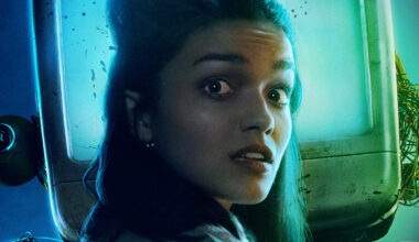 Rachel Zegler är en del av ensemblen i sci-fi-komedin "Y2K".