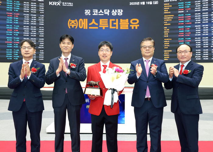Officials take a commemorative photo after delivering a commemorative plaque on the listing of the S2W KOSDAQ market at the Korea Exchange in Seoul on the 19th. From left, Kim Dae-young, vice chairman of the Korea IR Council, Min Kyung-wook, head of the KOSDAQ market division of the Korea Exchange, Park Geun-tae, vice chairman of S2W, Oh Ik-geun, CEO of Daishin Securities, and Kang Wang-rak, vice chairman of the KOSDAQ Association. [Photo = Yonhap News]