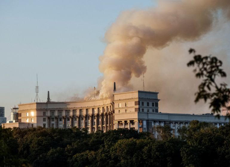 Smoke rises over a building of the Ukrainian government headquarters, after Russian drone and missile strikes, amid Russia’s attack on Ukraine, in Kyiv, Ukraine September 7, 2025. REUTERS/Serhii Korovainyi TPX IMAGES OF THE DAY