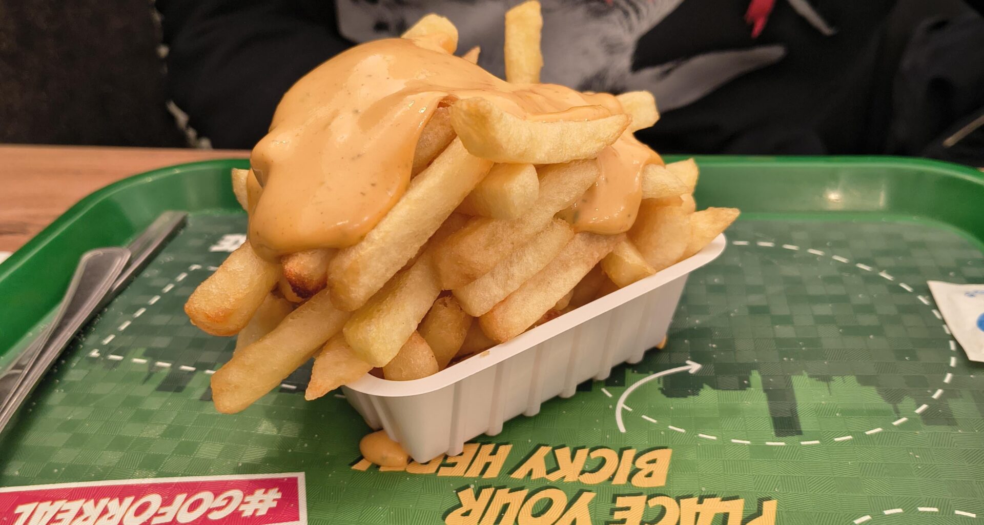 Vive la Belgique! More fries on top of the bakske than in the bakske