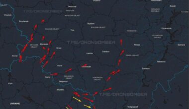 Ukrainian long-range attack drones and, according to unconfirmed information, cruise missiles (yellow arrows) are attacking Russian military facilities. Information is current as of 01:25