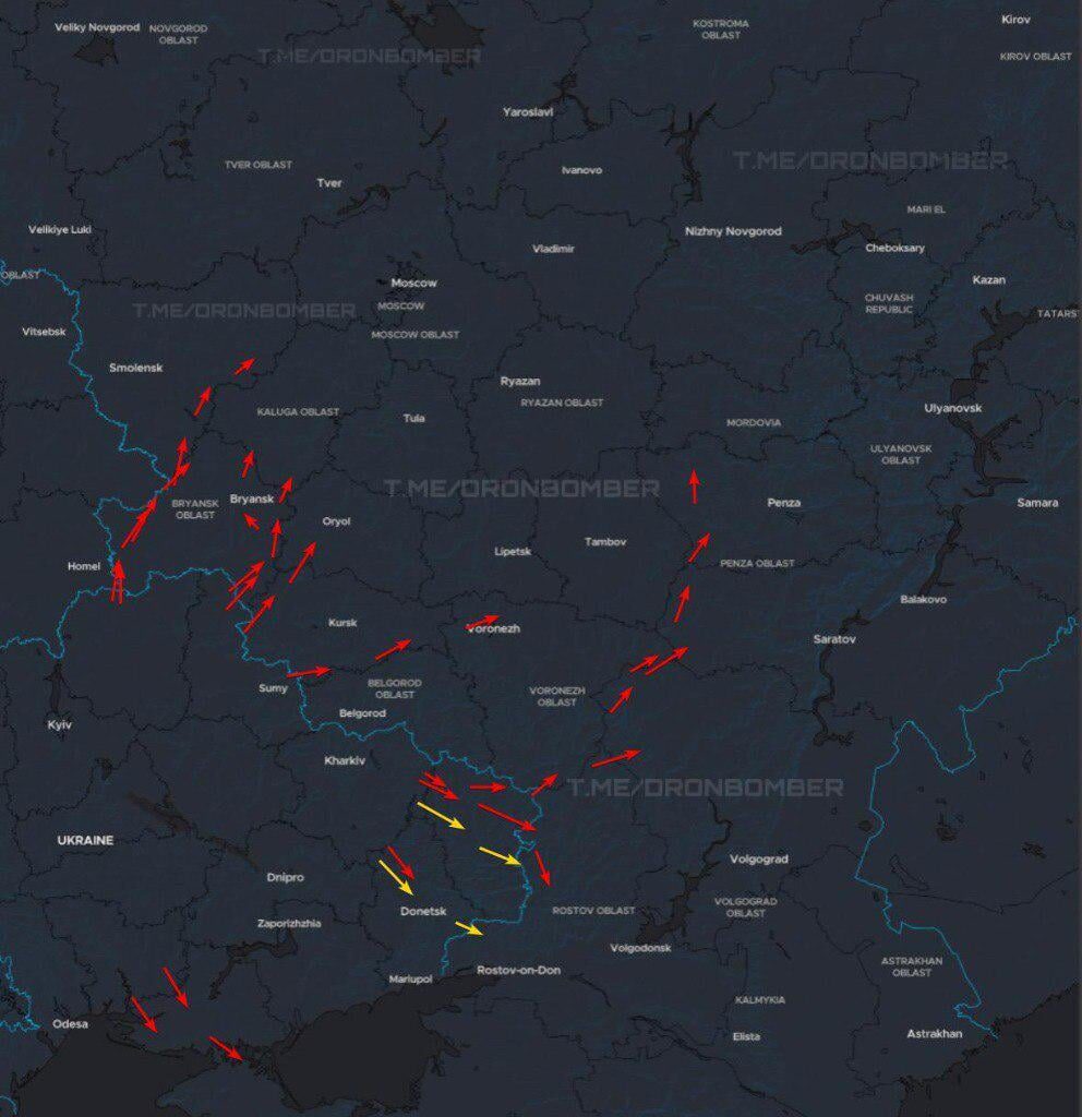 Ukrainian long-range attack drones and, according to unconfirmed information, cruise missiles (yellow arrows) are attacking Russian military facilities. Information is current as of 01:25