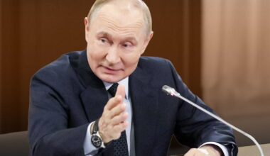 Der russische Präsident Wladimir Putin trifft sich mit den Fraktionsvorsitzenden der Staatsduma in der Residenz Novo-Ogaryovo in Russland