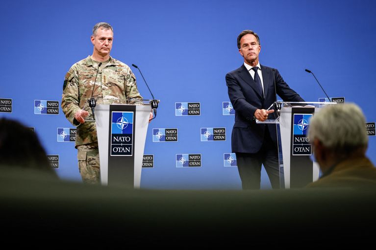 Mark Rutte et Alexus G. Grynkewich en conférence de presse.  - Simon Wohlfahrt / AFP