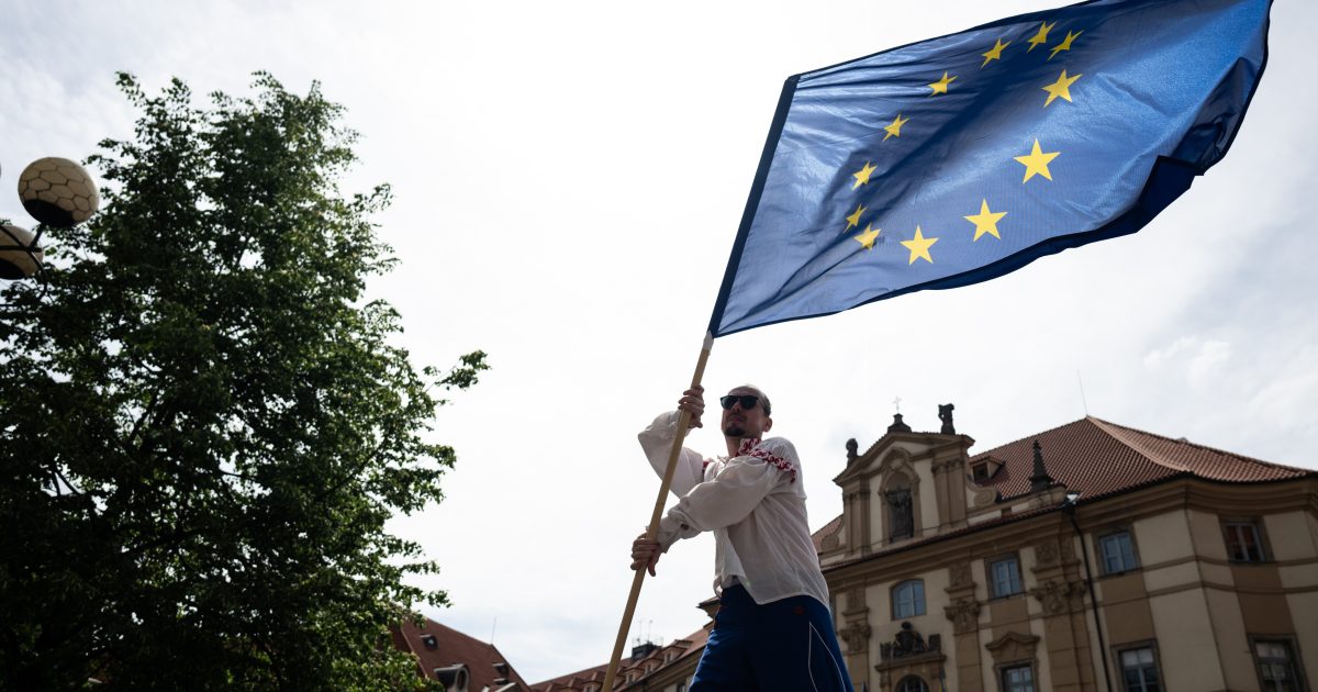 Proč Češi nevěří Unii? A může za to nespokojenost s Českem?