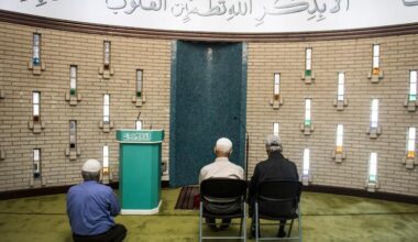 Muslimer til Mette Frederiksen: »Vi anerkender, at der kan være problemer« - Muslimsk paraplyorganisation siger, at den er parat til at samarbejde med regeringen for at begrænse kriminalitet og social kontrol. [Gavelink, kræver login]