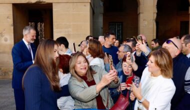 The King, Queen and Princess Leonor of Asturias and Viana greeting the residents of Pamplona upon their arrival at the Palace of the Government of Navarra.