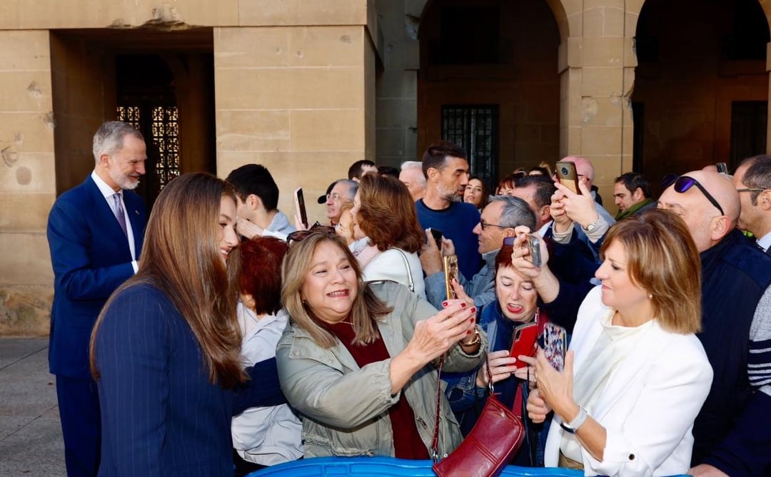 The King, Queen and Princess Leonor of Asturias and Viana greeting the residents of Pamplona upon their arrival at the Palace of the Government of Navarra.