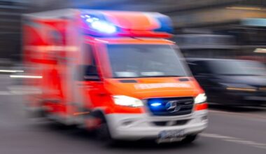 08.02.2024, Berlin: Ein Rettungswagen der Feuerwehr fährt mit Blaulicht zum Einsatz