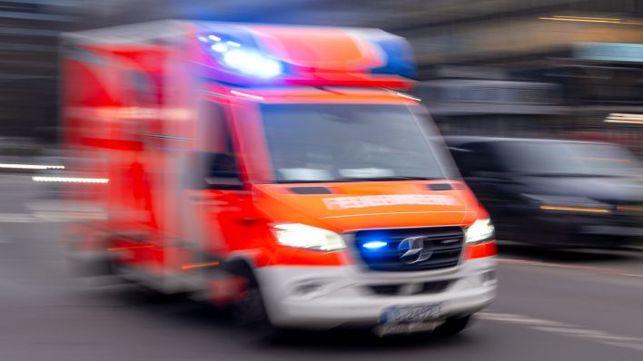 08.02.2024, Berlin: Ein Rettungswagen der Feuerwehr fährt mit Blaulicht zum Einsatz
