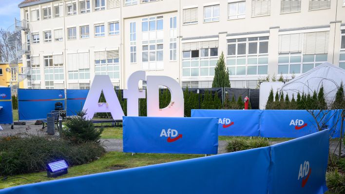 Archivbild: Logos stehen bei der Wahlparty der Alternative für Deutschland in der Bundesgeschäftsstelle der AfD. (Quelle: picture alliance/dpa/Julian Stratenschulte)