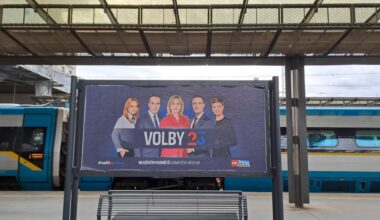 Vyhodil bych grafika CNN Prima za to, že to logo vypadá jako VOLBY 23