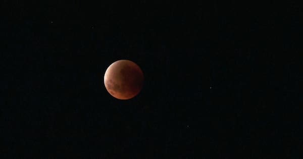 Mostly clear skies set stage for total lunar eclipse