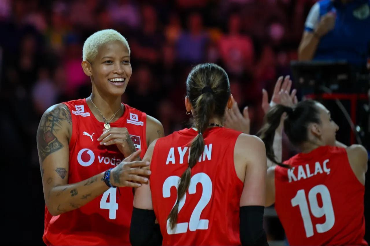 Melissa Teresa Vargas (4), Ilkin Aydin (22), and Asli Kalac (19) of Türkiye celebrate after a point during the FIVB Womens Volleyball World Championship match between Türkiye and Canada at Korat Chatchai Hall in Nakhon Ratchasima, Thailand, August 27, 2025. (AA Photo)