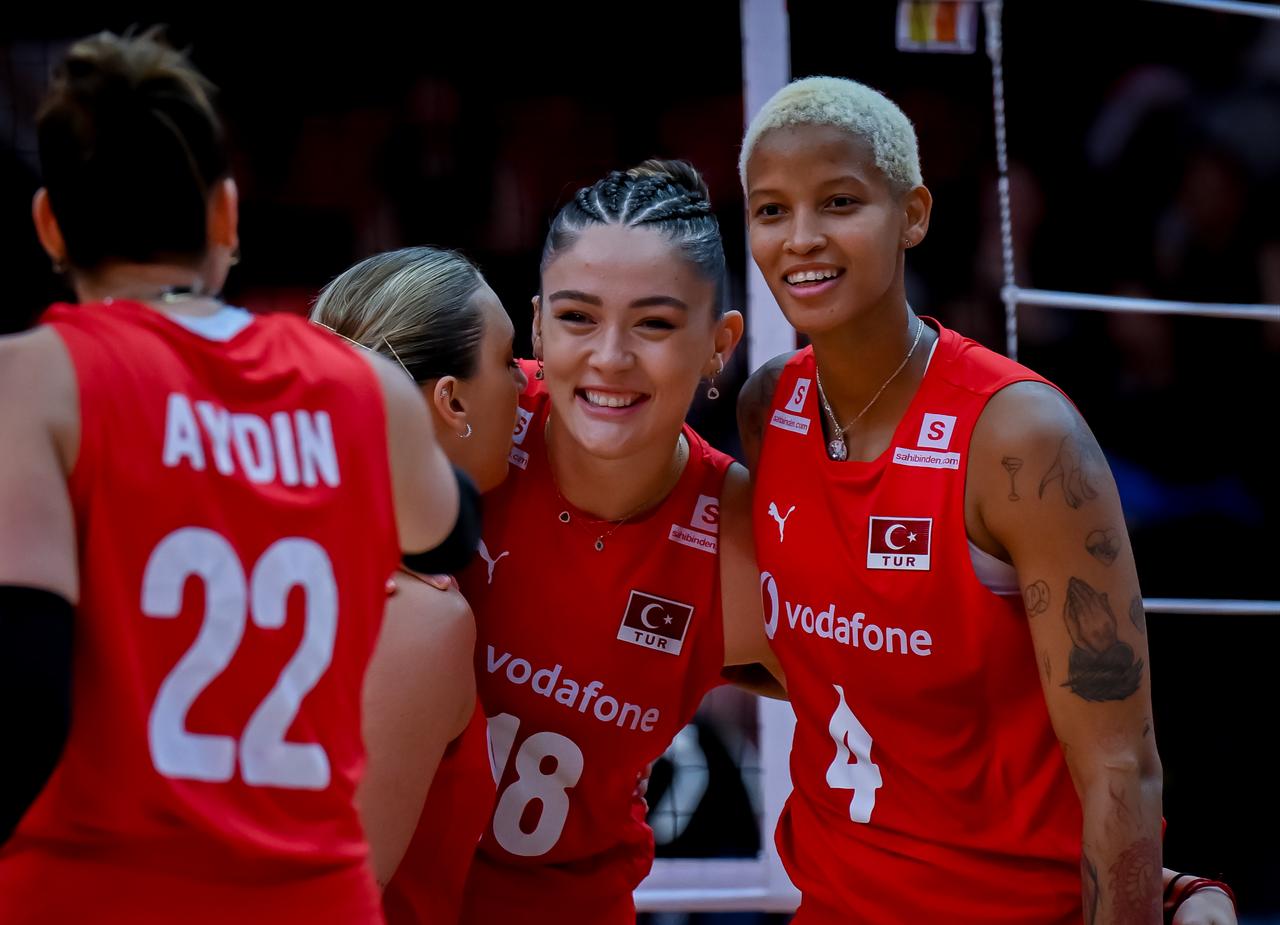 Players of Türkiye celebrate after scoring a point during the FIVB Women’s Volleyball World Championship quarterfinal match between Türkiye and the United States at Huamark Indoor Stadium in Bangkok, Thailand, September 4, 2025. (AA Photo)