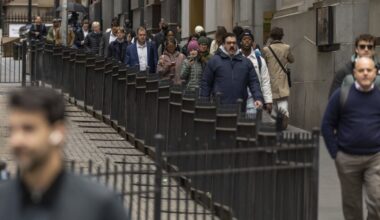 Hiring slows in US as employers navigate in growing uncertainty