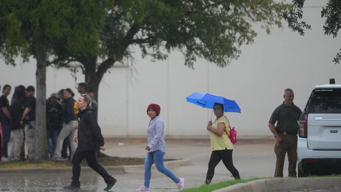 Officials say 4 people were shot at Dallas ICE facility and shooter is dead