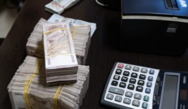 Cash crunch chaos: Syrians endure banking hell to withdraw just a few pounds