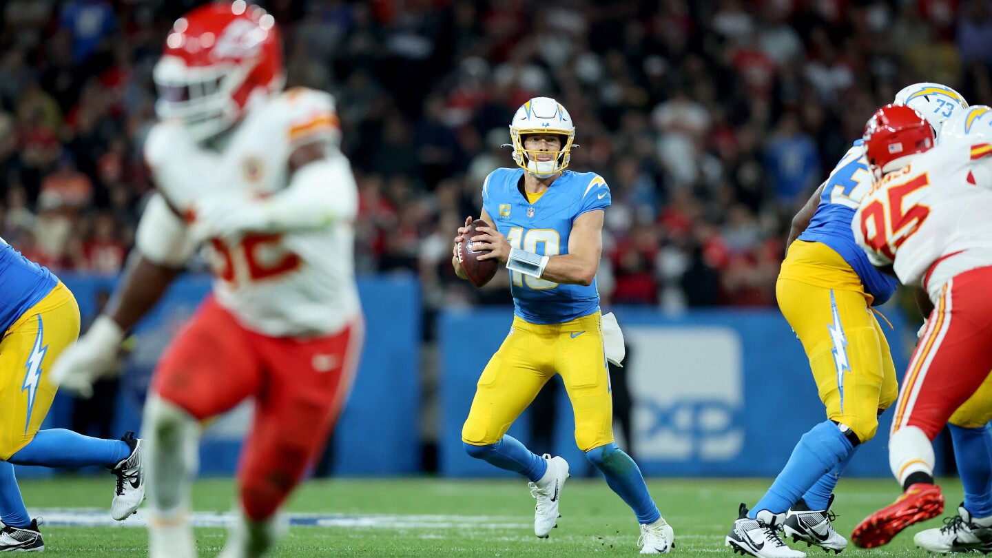 Justin Herbert throws for 318, three TDs as Chargers hold off Chiefs 27-21