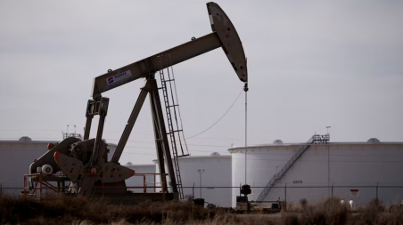 A pump jack operates near a crude oil reserve in the Permian Basin oil field near Midland, Texas, US February 18, 2025. Photo: REUTERS/Eli Hartman/File Photo