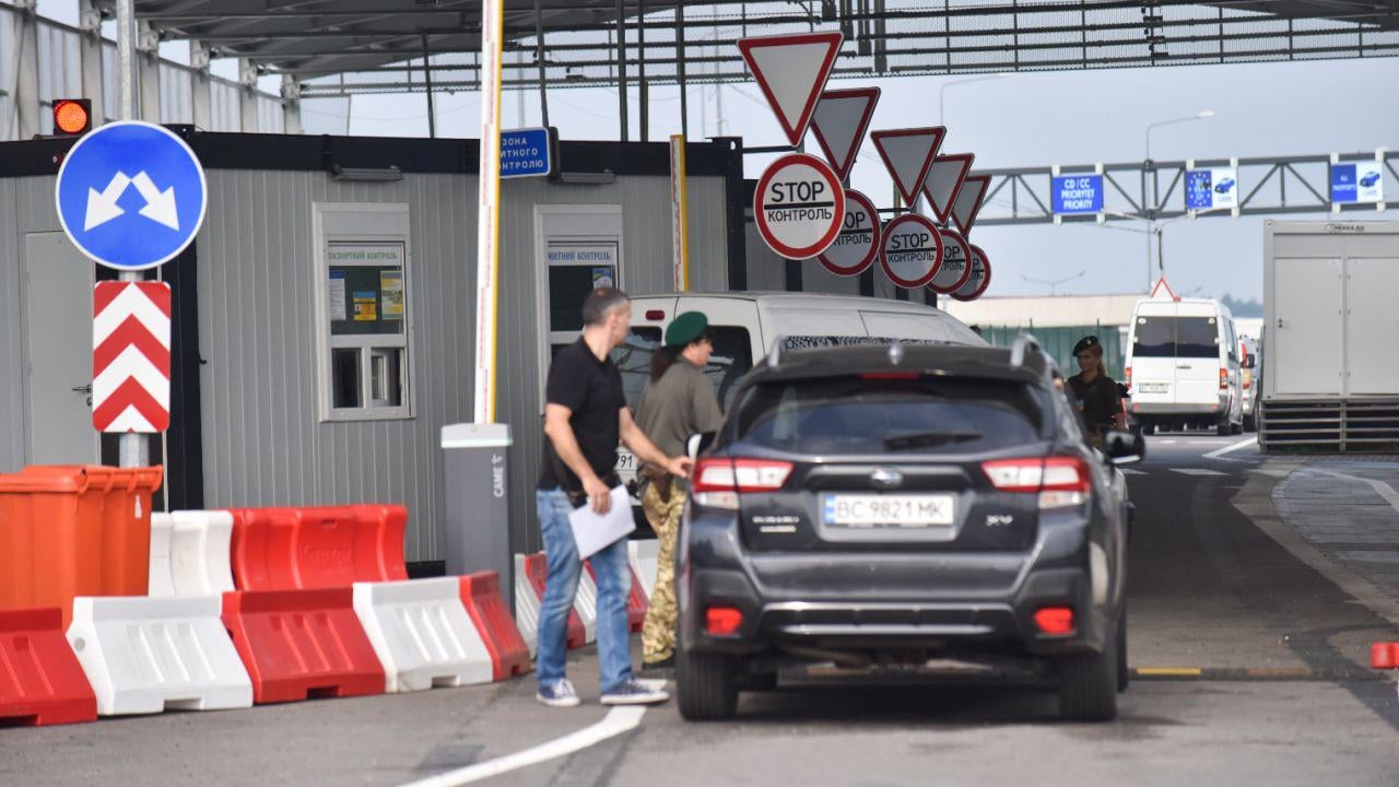 Thousands of 18-22-year-old Ukrainian men flock into Poland after Kyiv lifts travel restrictions