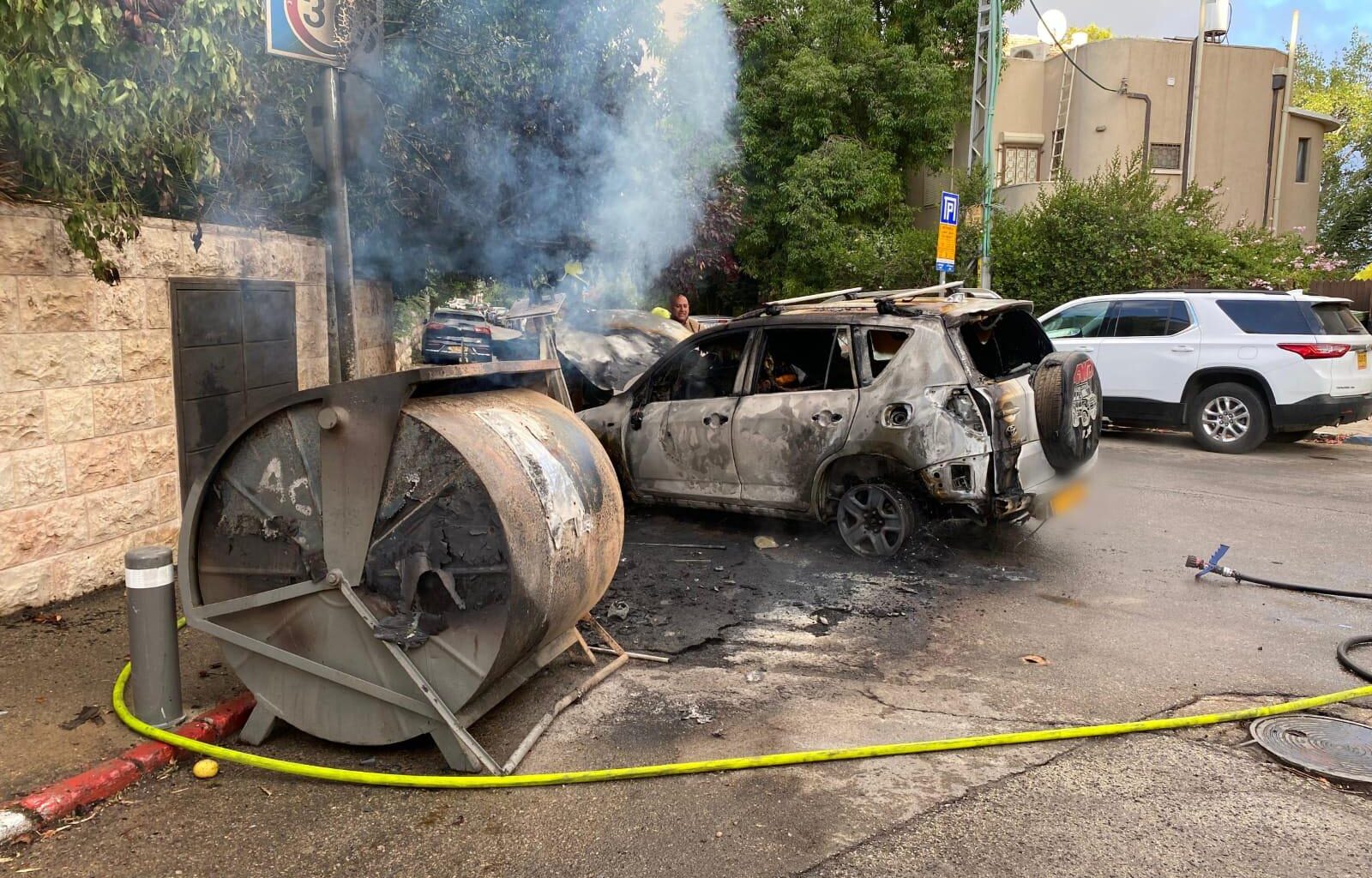 Car burns near Netanyahu’s home as activists torch dumpsters; PM: Protesters like ‘fascist militias’