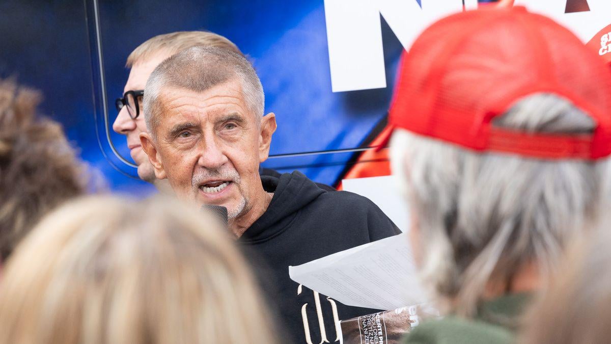 Babiš na mítinku dostal ránu berlí do hlavy. Odjel do nemocnice