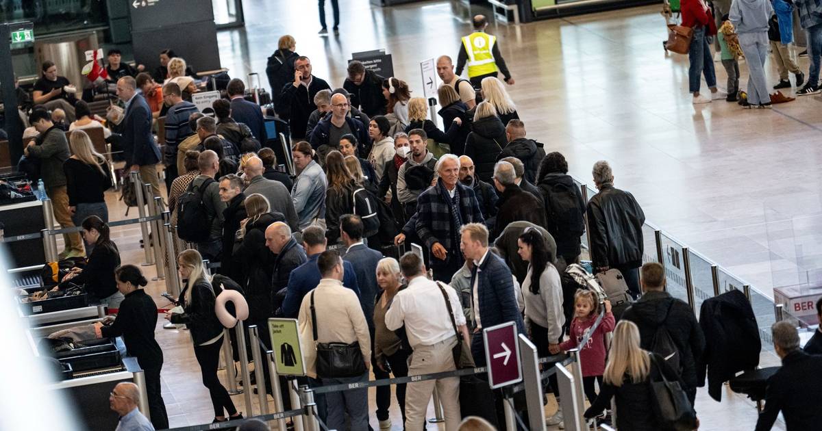 Cyberangriff Airports Deutschland — Check-in mit Papierlisten und Stift