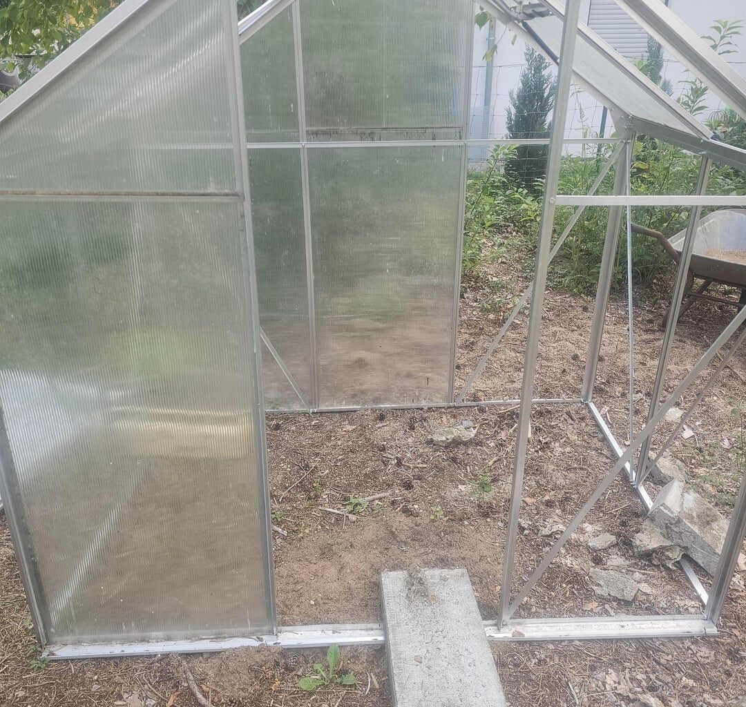 Gebrauchtes Gewächshaus befestigen