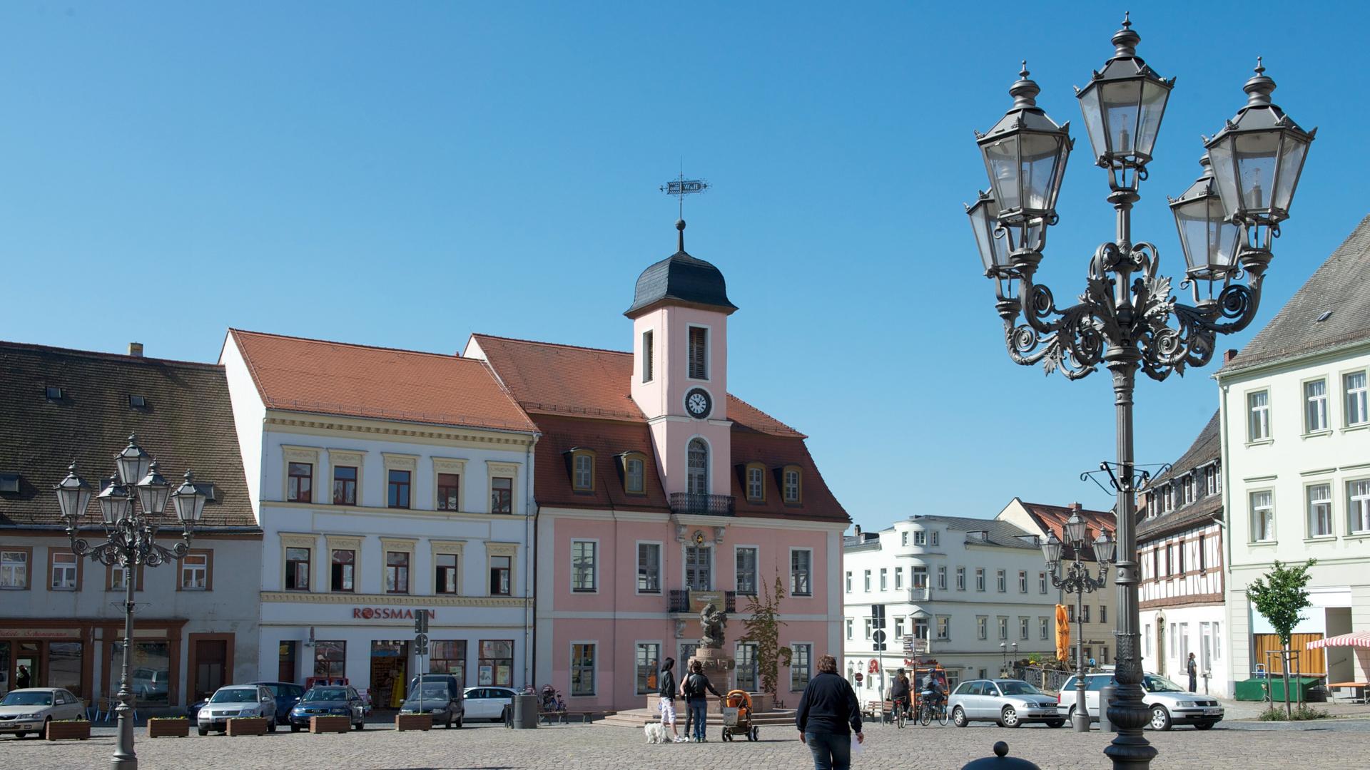 Der Marktplatz und das Rathaus (M) in Wurzen (Quelle: picture alliance)