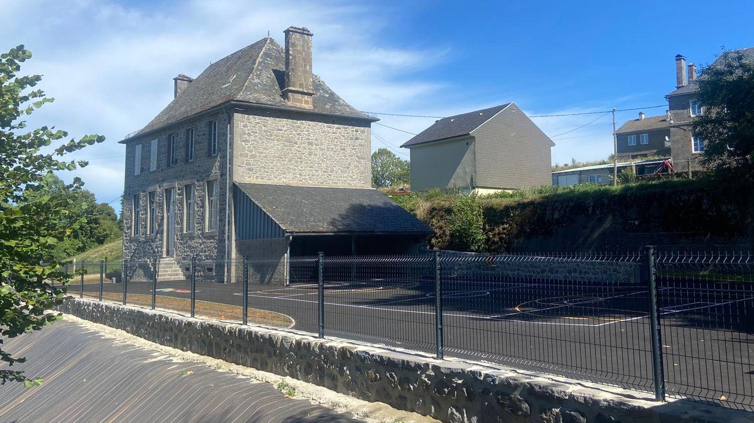 REPORTAGE. "Qu'est-ce qu'on aurait pu faire de plus ?" : après le suicide de la directrice d'école Caroline Grandjean dans le Cantal, les habitants du village s'interrogent