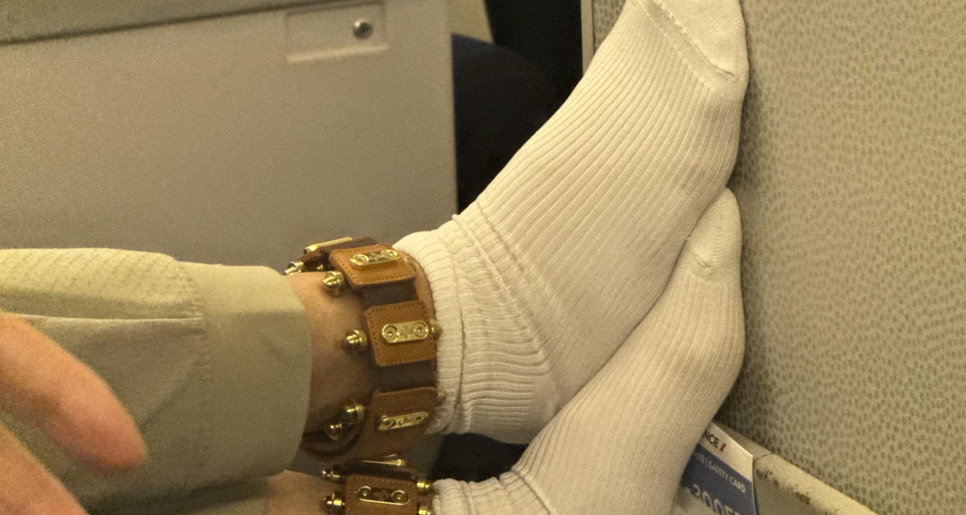 Nicolas Sarkozy tente de quitter le pays, trahi par ses bracelets électroniques !