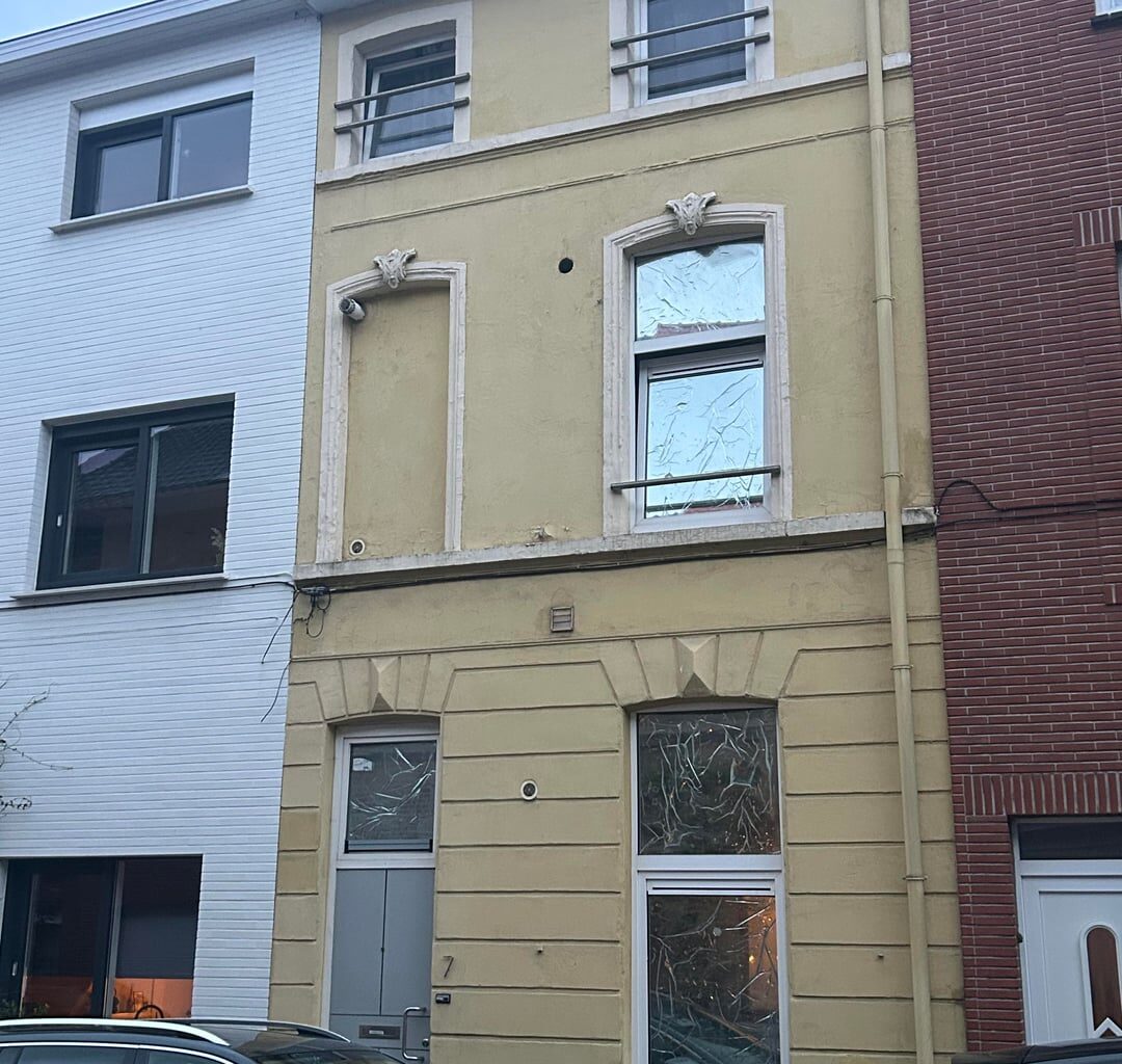 Why do so many houses have the upper left window sealed?
